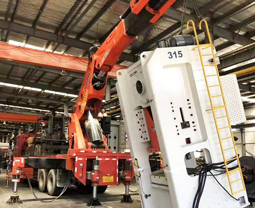 老城镇提升工作效率，选择优质折臂吊租赁服务