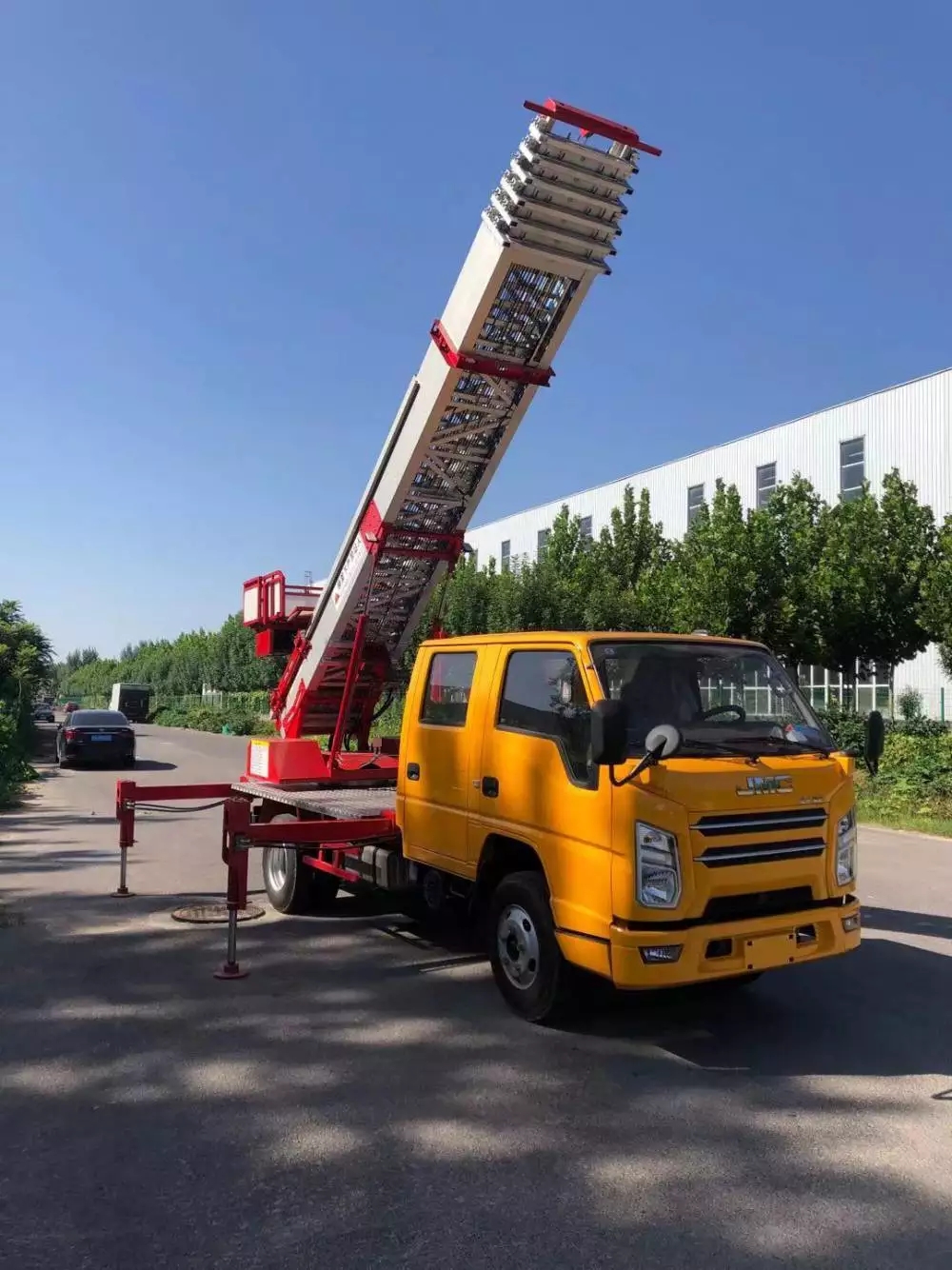 老城镇附近的云梯车出租服务：轻松解决高空作业需求