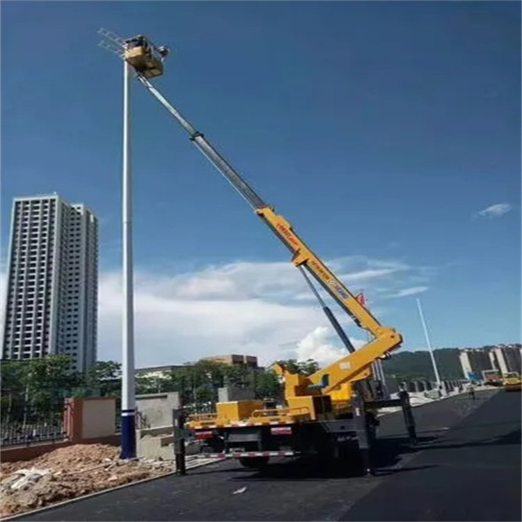 老城镇维修路灯的曲臂升降车出租