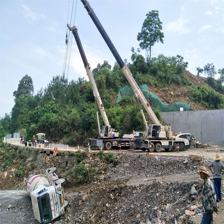 老城镇汽车掉沟里叫吊车救援要多少钱
