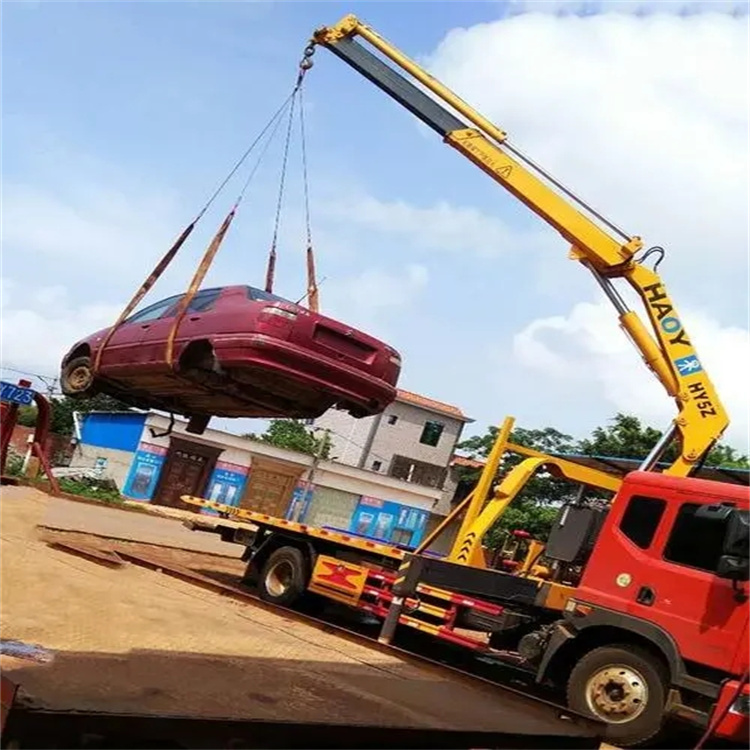 老城镇吊车吊汽车的正确方法